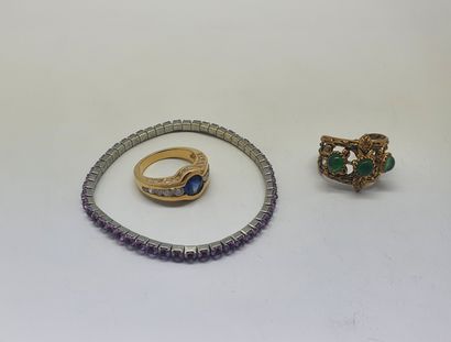 null Bague en métal doré ornée d'une pierre blanche et d'une pierre bleue sertis...