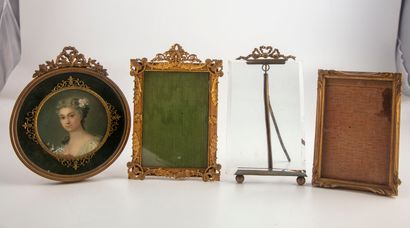 null Enemble of three gilt brass frames. A gilded wooden frame is attached.