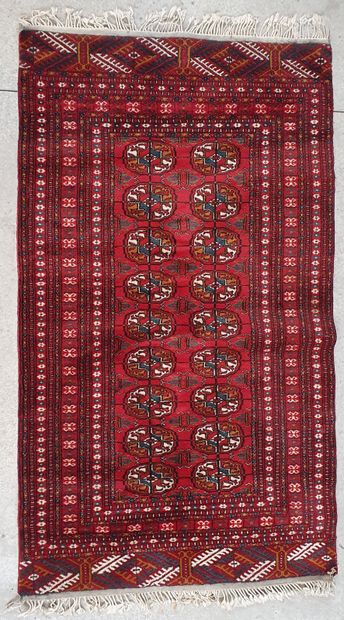 null Small rug with medallion and border motifs.

164 x 93 cm