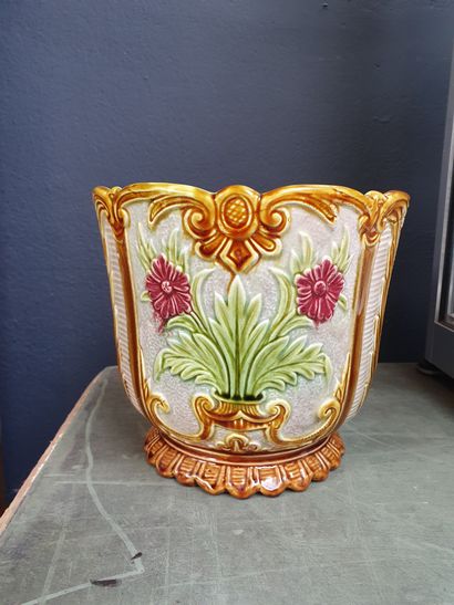 null 
Vase en barbotine à motifs floraux. 

H. : 18 cm 
