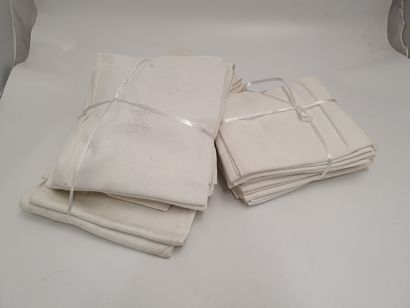null Set of embroidered napkins and tablecloths.