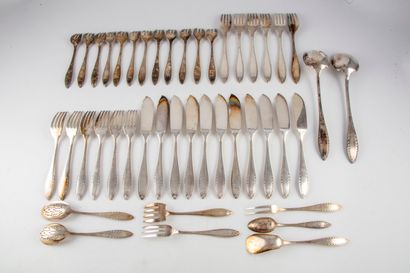 null CHRISTOFLE

Silver plated metal housewife's part comprising:

- 11 fish knives

-...