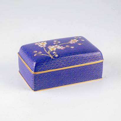 null Small box in cloisonné enamel with cherry blossom decoration. 

H. 5.5 cm; W.:...