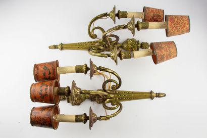 null Pair of Louis XVI style bronze sconces with three light arms. 

H. : 45,5 cm...