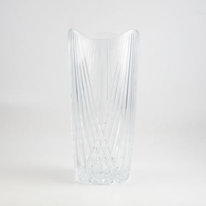 null Cut crystal vase with geometric decoration.

H. : 30 cm
