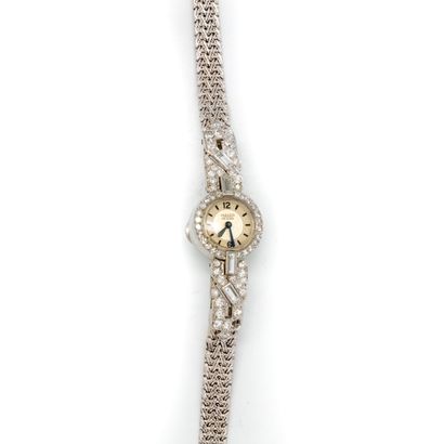 null House JAEGER

Ladies' watch in white gold, ribbon bracelet finished with a pattern...
