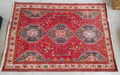 null Large woollen rug with three central medallions on a red background

286 x 202...