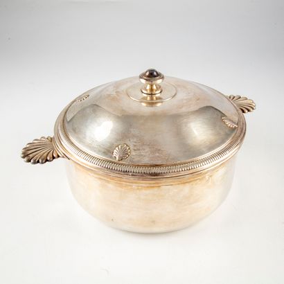 null Covered, silver plated metal vegetable dish with shell decoration. 

D. : 19...