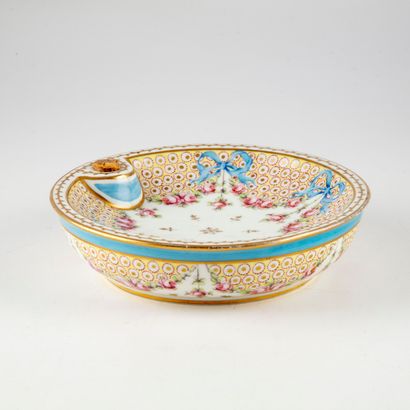 null Porcelain porridge plate decorated with garlands of roses

Double wall for hot...