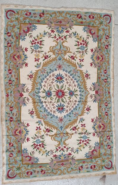 null Small woollen rug with floral motifs 

177 x 118

(Small wear and tear)