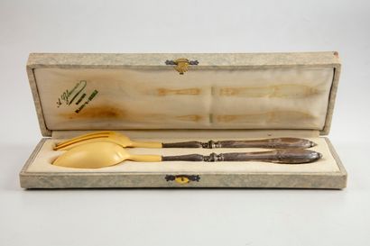 null Salad cutlery with figures, silver handle filled, with their box.

Minerva hallmark

Gross...