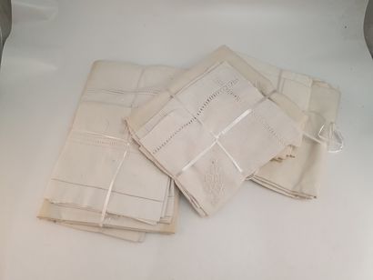 null Ensemble de linge brodé comprenant serviettes, nappes, et divers