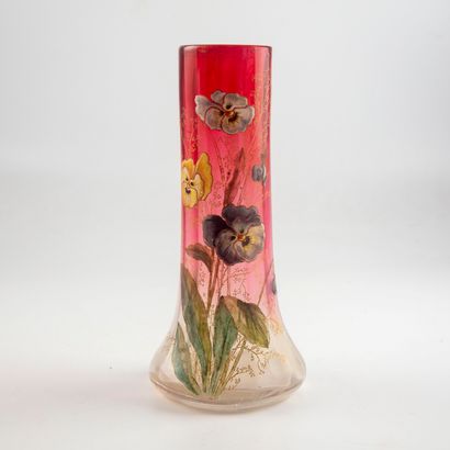 null Glass vase decorated with enamelled flowers

H. : 25 cm