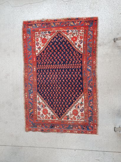 null Petit tapis en laine à décor sur fond rouge

152 x 98 

(Usures)