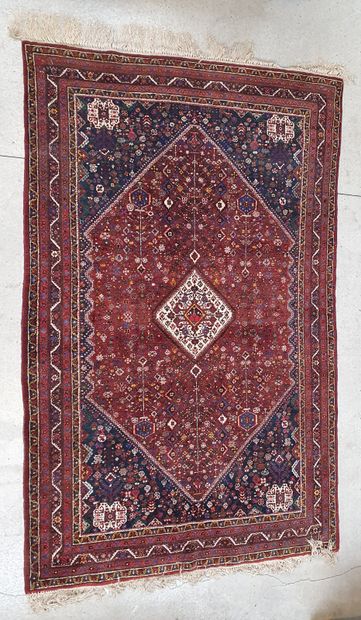 null Grand tapis en laine à médaillon central sur fond rouge 

251 x 160 cm