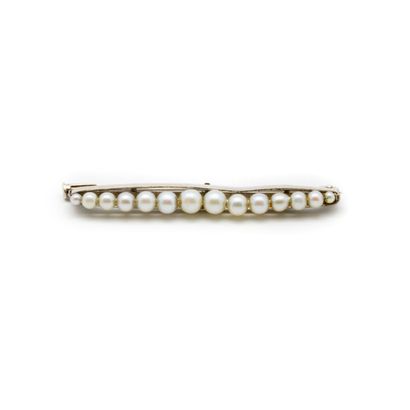 null Platinum brooch with falling cultured pearls

Gross weight: 3.41 g.