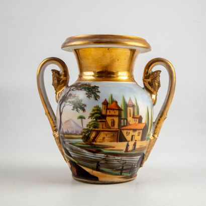 null Vase en porcelaine de Paris à décor de villa. 

H. : 16 cm 

(manque le pie...