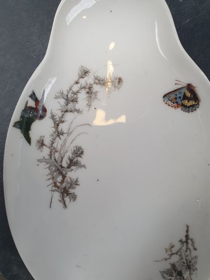 null HAVILAND - Limoges

Porcelain service decorated with butterflies, birds and...