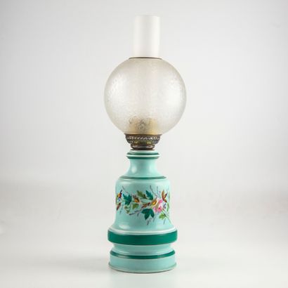 null Oil lamp in enamelled porcelain with flower decoration.

H. : 45 cm
