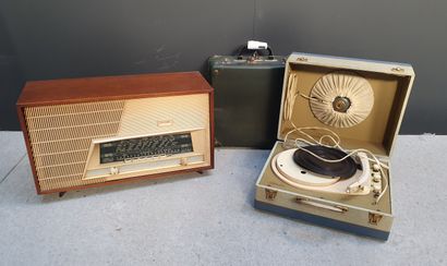 null OCEANIC Magellan - 1961

Radio set, walnut veneer case and cream-coloured front....