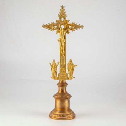 null Crucifix en métal doré ciselé. 

H. : 33 cm 

(socle rapporté)