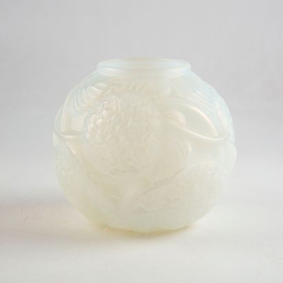 null Vase boule en verre opalescent à décor de fleurs de géranium.

H. : 14 cm