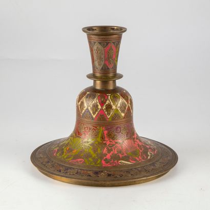 null Brass candlestick element in Persian taste

H. : 18 cm ; D. : 19cm 

(misse...