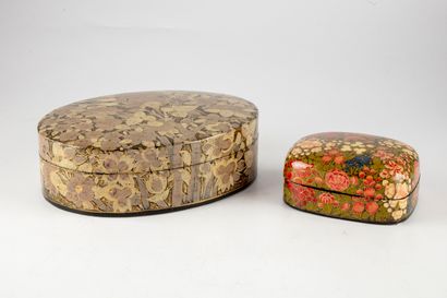null Set of two paper maché boxes decorated with flowers. 

L.: 22 and L.: 12 cm