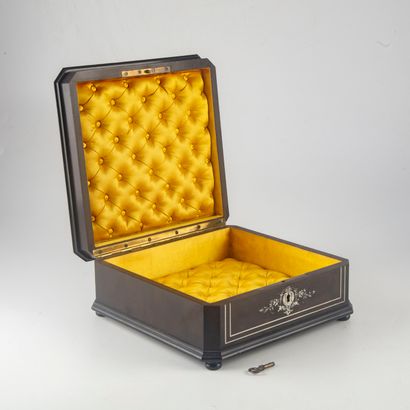 null Blackened wooden jewelry box with bone inlay. Padded interior.

H. : 8 cm ;...