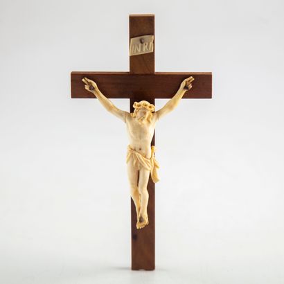 null Christ en os sur une croix en bois