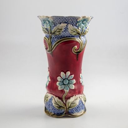 null Manufacture FIVES LILLE

Vase en barbotine à décor de fleurs.

H. : 22 cm