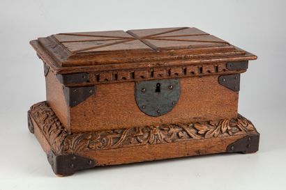 null Jewelry box made of carved natural wood and ironwork elements . 

H. : 17 cm...