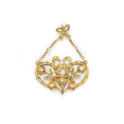 null Around 1890

Yellow gold pendant forming an openwork heart closed by a knot...