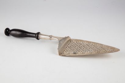 null Silver openwork pie shovel, wooden handle.

Master goldsmith: ALBERTI; Strasbourg...