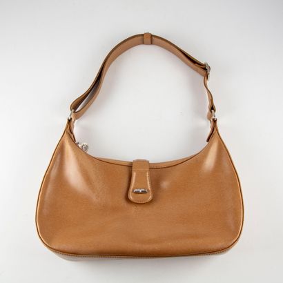 null LONGCHAMP

Camel-coloured leather handbag. A small purse of the same model is...