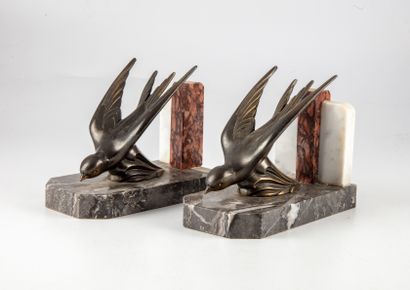 null Marble bookends and bronze swallows? in Art Deco style. 

H. : 15 cm 

(Mis...