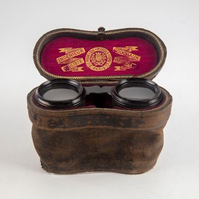 null Pair of opera binoculars, leather sheathed, leather case included.