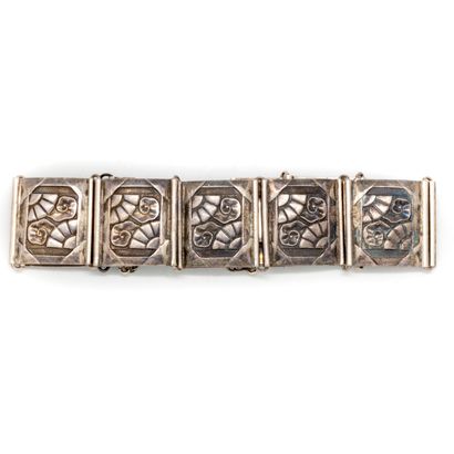 null Around 1920.

Articulated silver bracelet with square flat links decorated with...