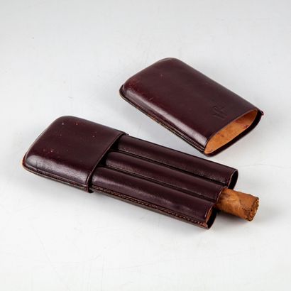 null Leather cigar case. 

L. : 17,5 cm 

(Wears)