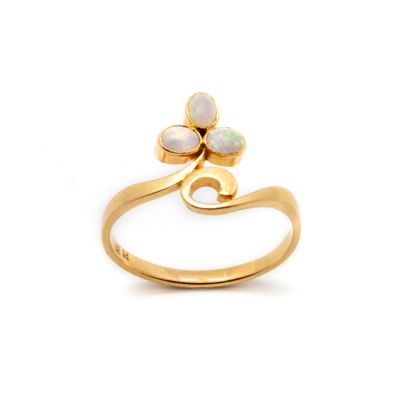 null Yellow gold ring decorated with a flower and opal petals

TD 52

Gross weight:...