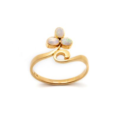 null Bague en or jaune ornée d'une fleur les pétales en opale

TD 52

Poids brut...