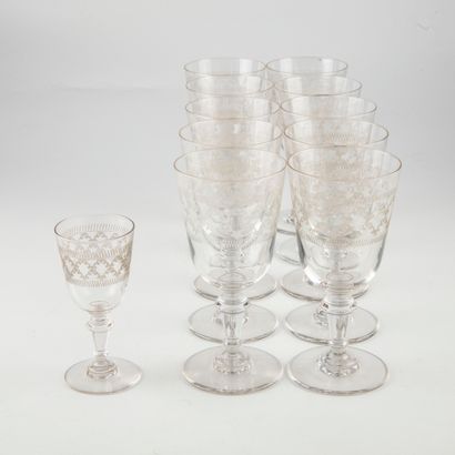 null Engraved crystal glass serving set comprising 10 water glasses and a white wine...