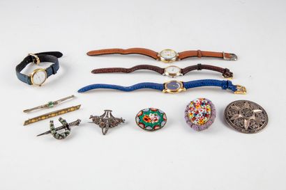 null Lot de bijoux fantaisie, comprenant 4 montres de dame, plusieurs broches dont...