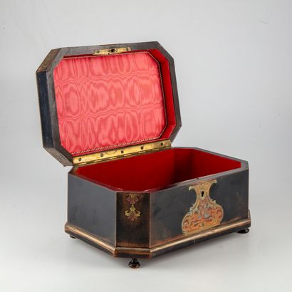 null Jewellery box with blackened wood sides with brass inlay. 

H. 12 cm ; W.: 24...