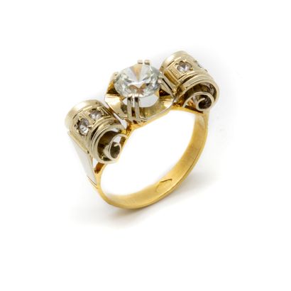 null Vers 1940

Bague en or jaune ornée d'une pierre blanche épaulée d'enroulements...