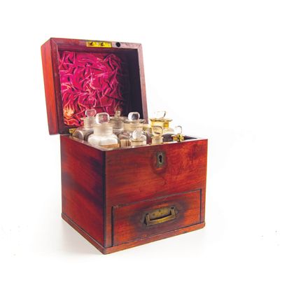 null Mahogany veneer apothecary's box with gilded brass handles. Opening at the top...