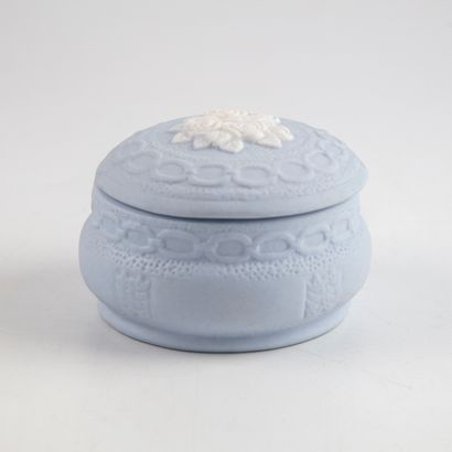 null Small porcelain box in the taste of Wedgewood. 

D. : 8 cm