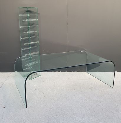 null Glass coffee table. 

H. : 36 cm ; W. : 110 cm ; D. : 60 cm 

(Small accidents)

We're...