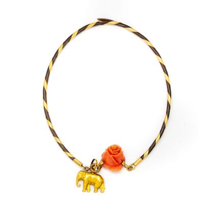 null Bracelet en or jaune et poil d'éléphant, fermoir orné d'une rose en corail et...