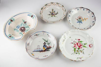 null Set of four popular earthenware plates with various decorations including one...